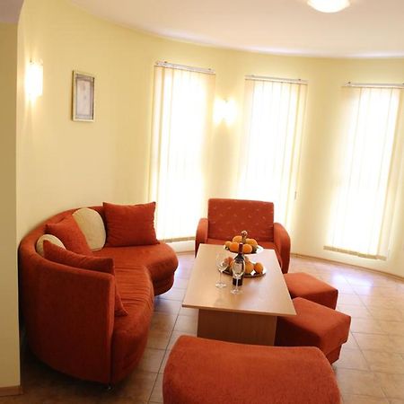 Family Hotel Papi Razlog Bagian luar foto
